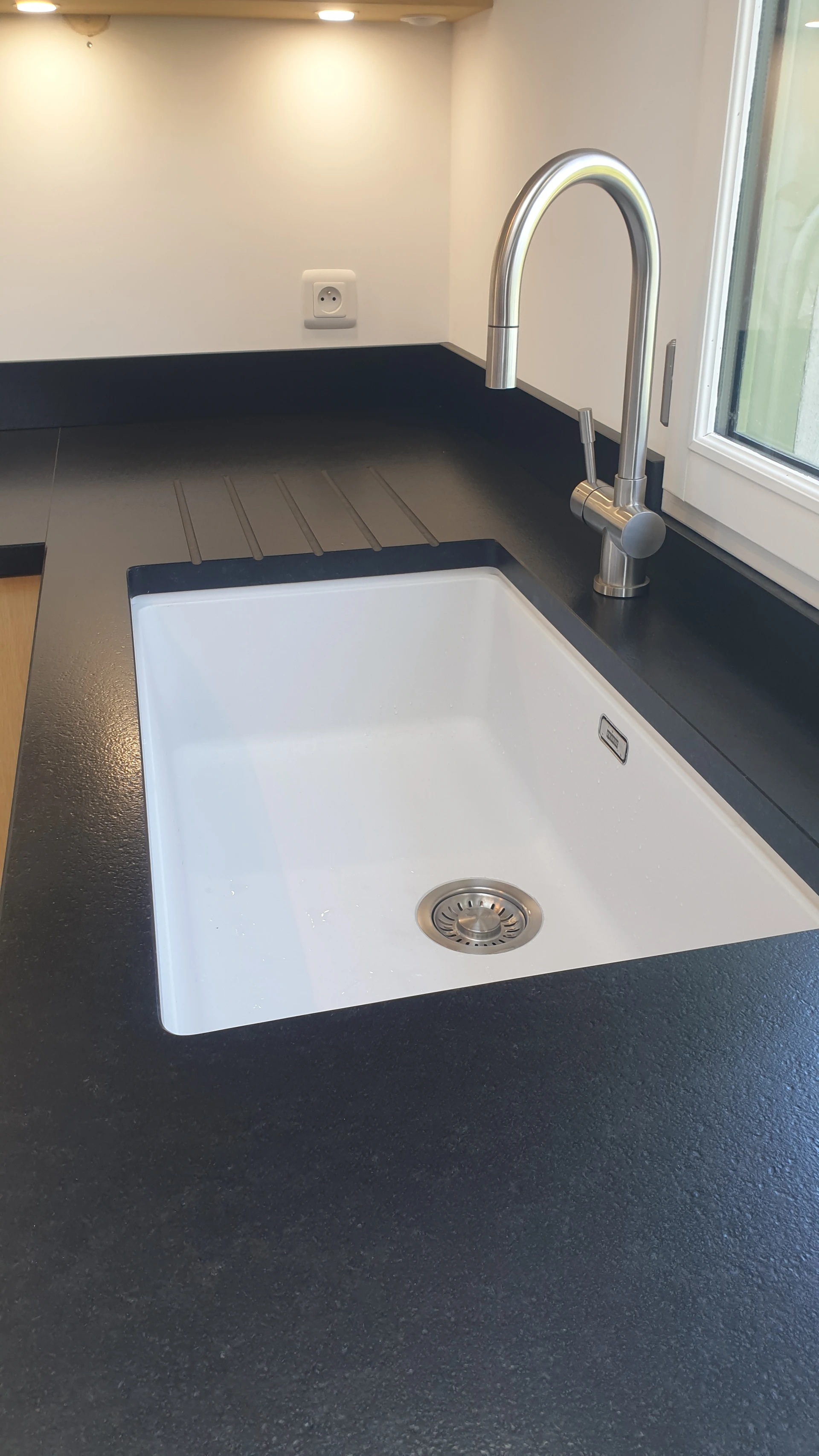 Cuisine placage chêne quartz noir XXX