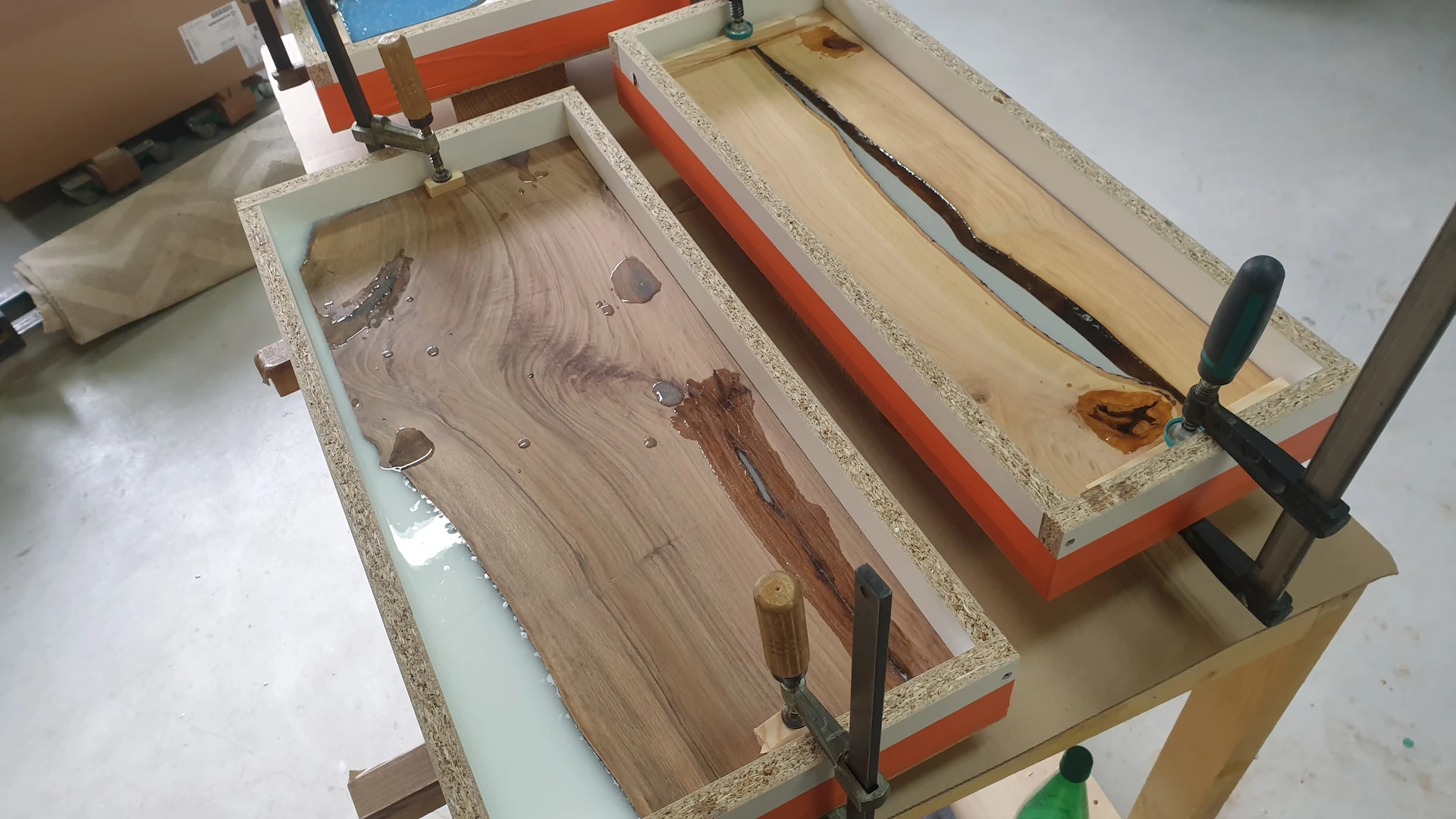 Table en résine et bois XXX