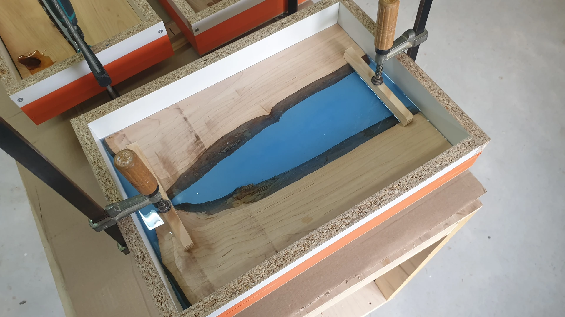 Table en résine et bois XXX