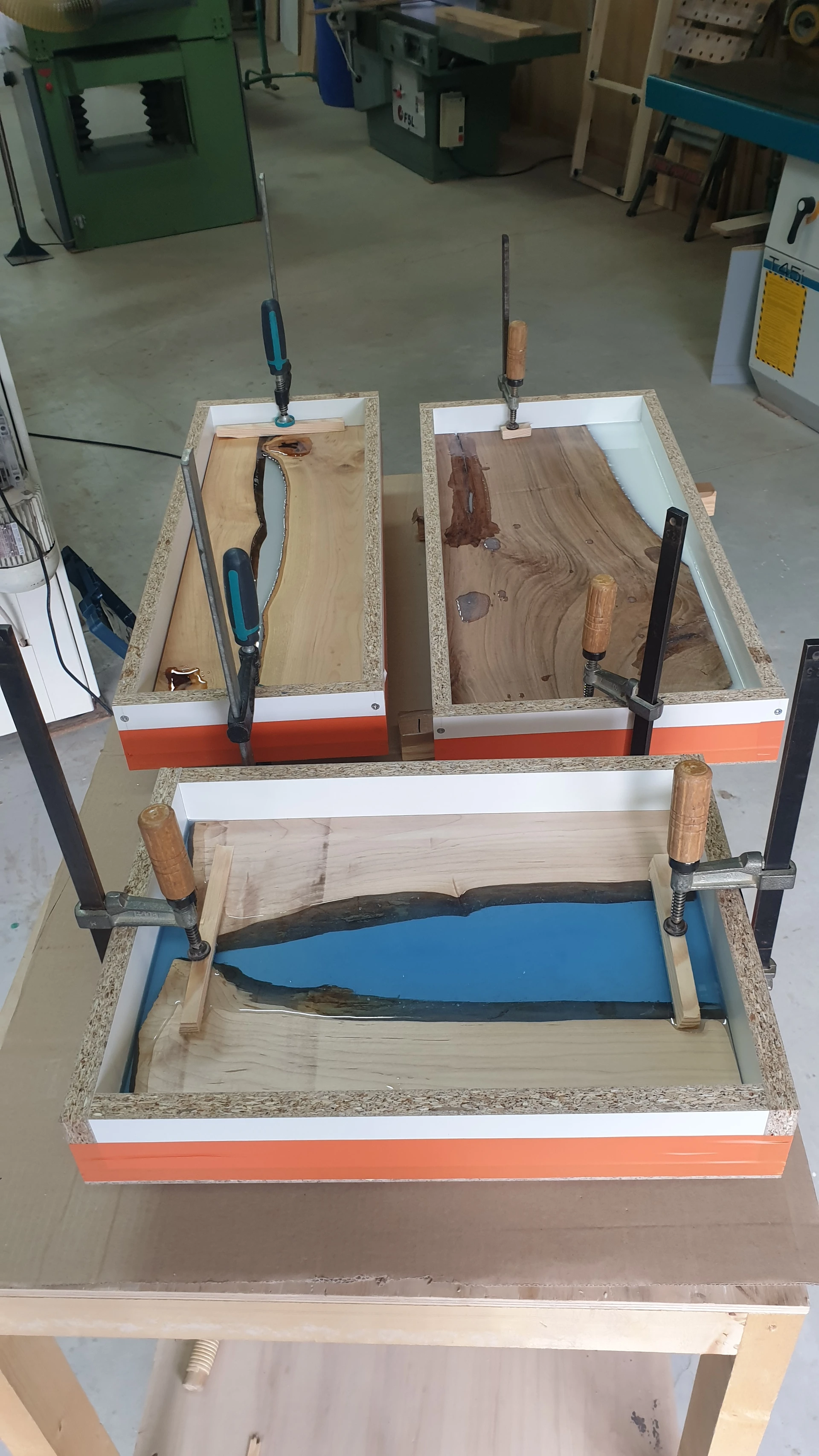 Table en résine et bois XXX