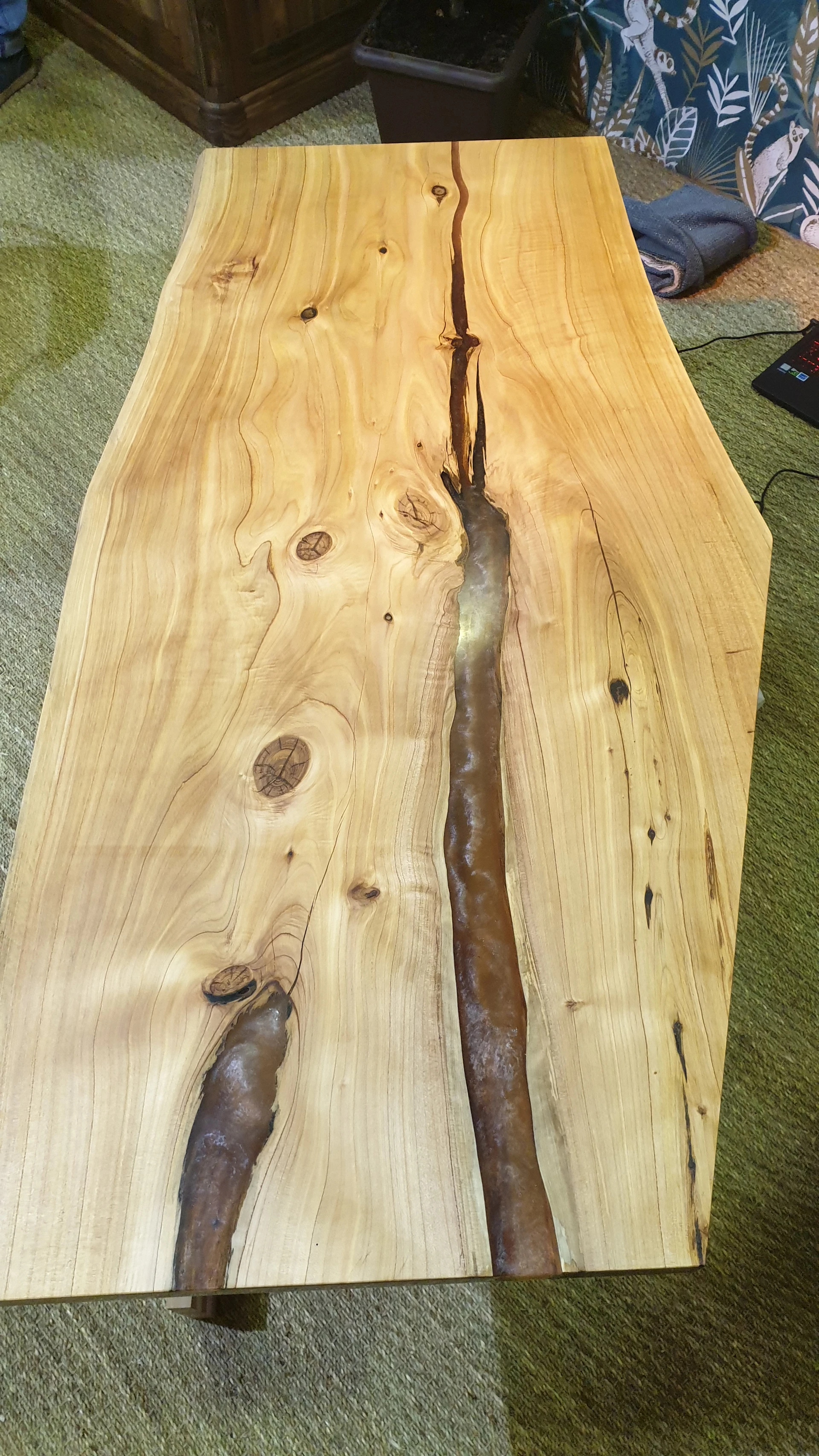 Table en résine et bois XXX