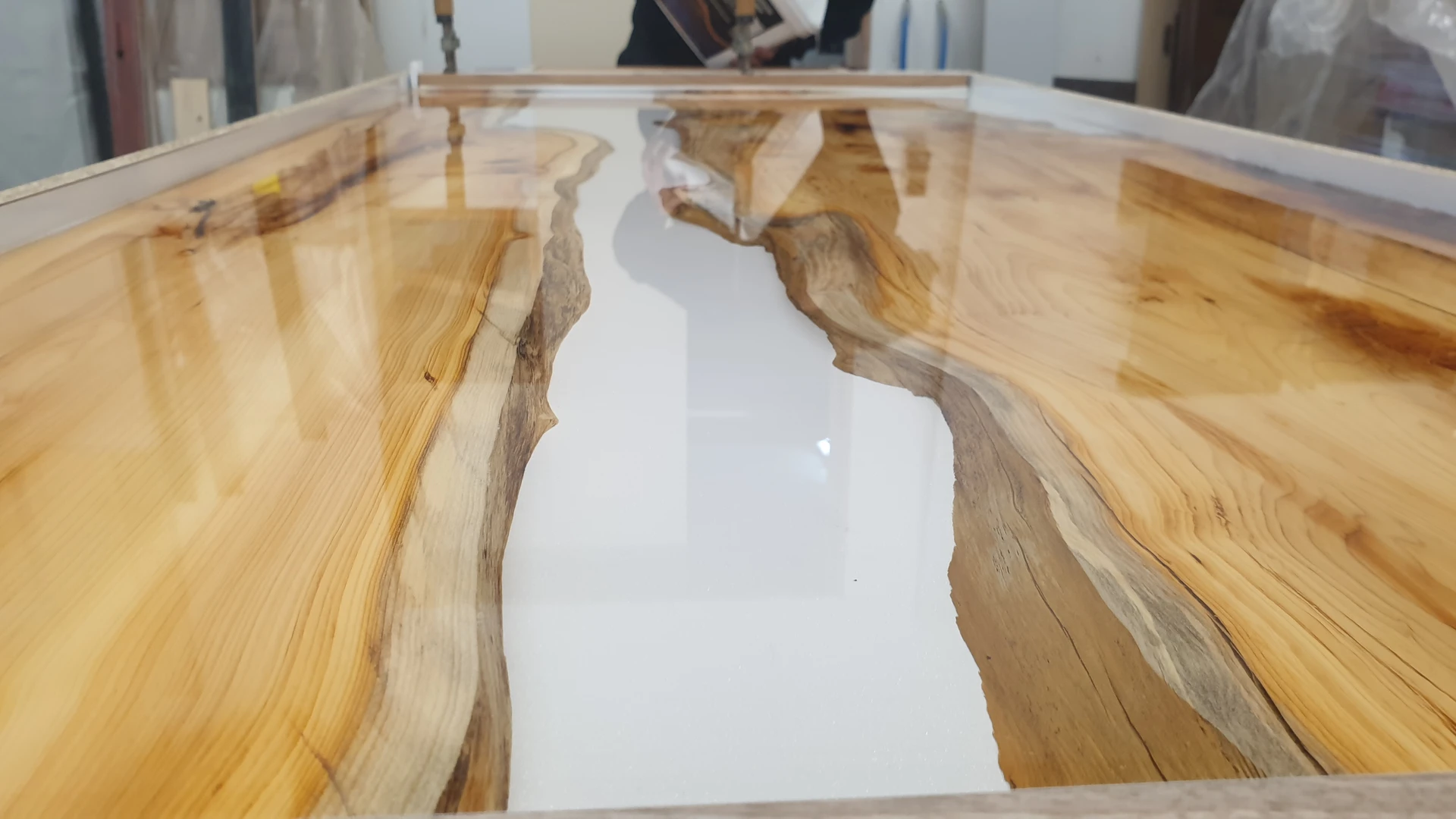 Table en résine et bois XXX