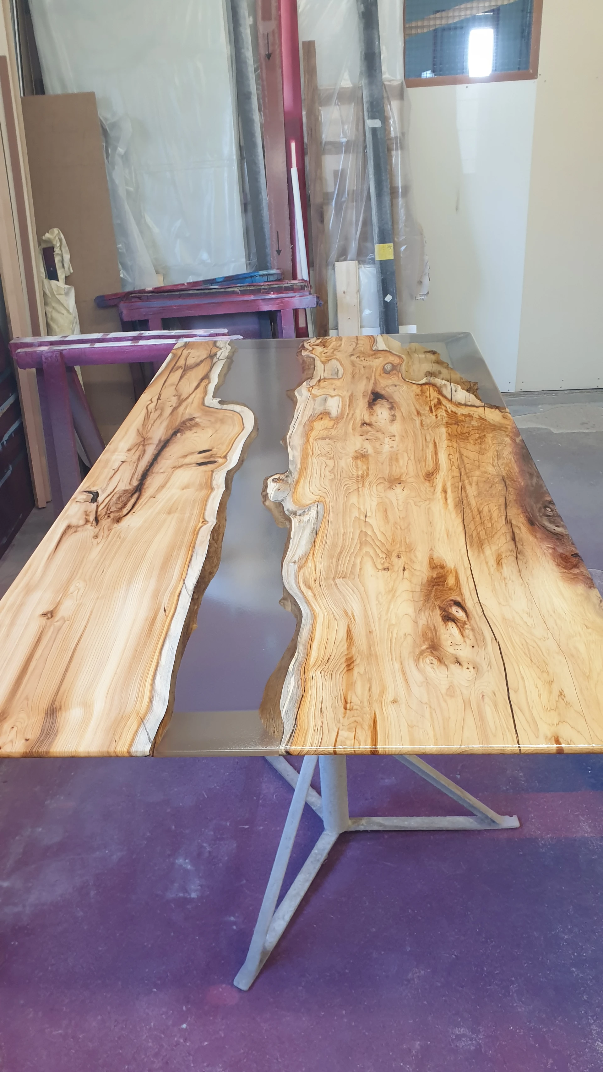 Table en résine et bois XXX