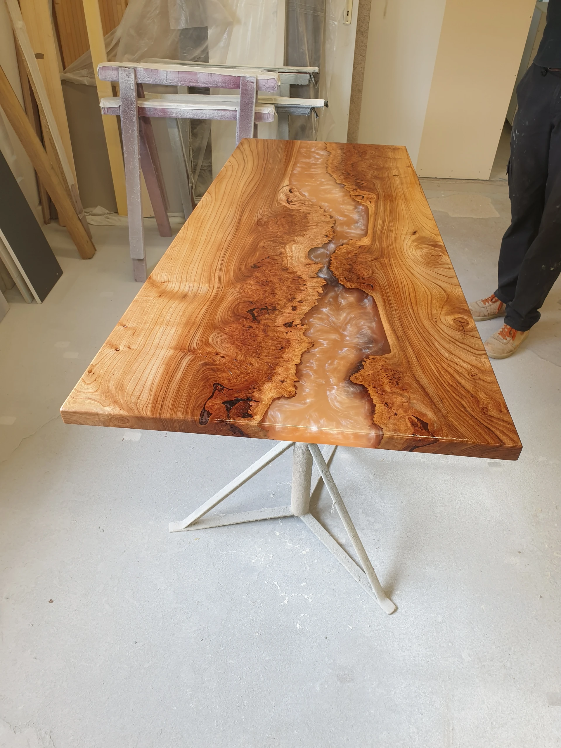 Table en résine et bois XXX