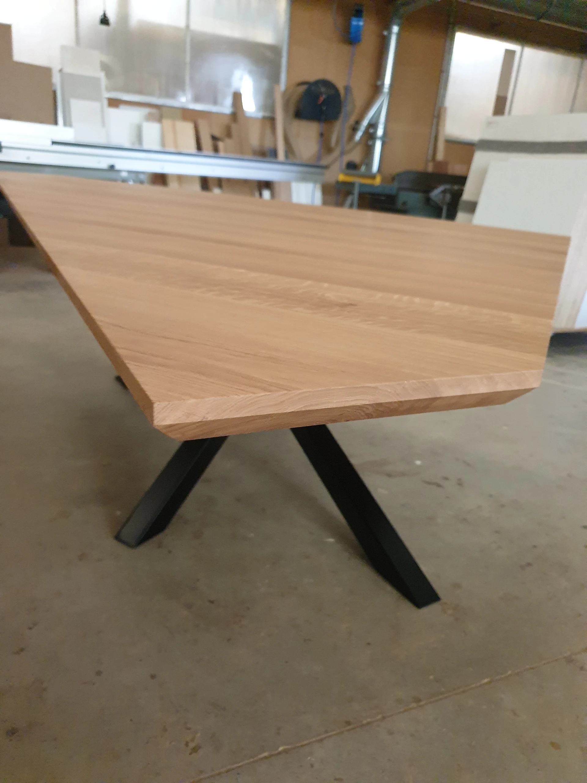 Table en chêne pieds mikado