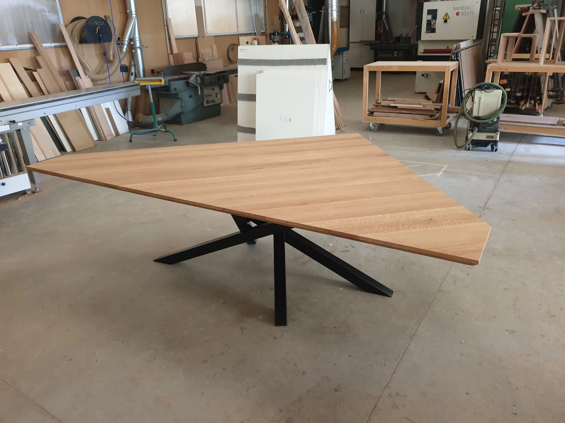 Table en chêne pieds mikado