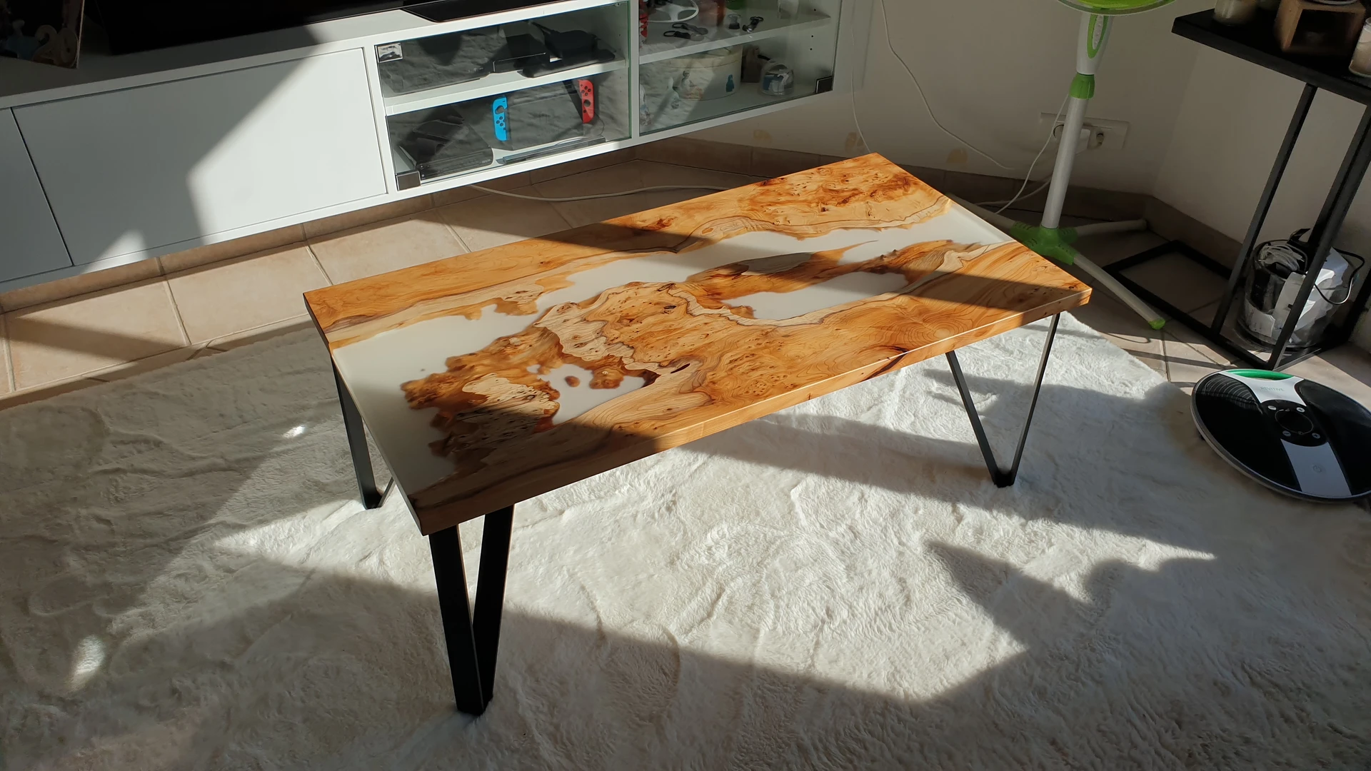 Table en résine et bois XXX
