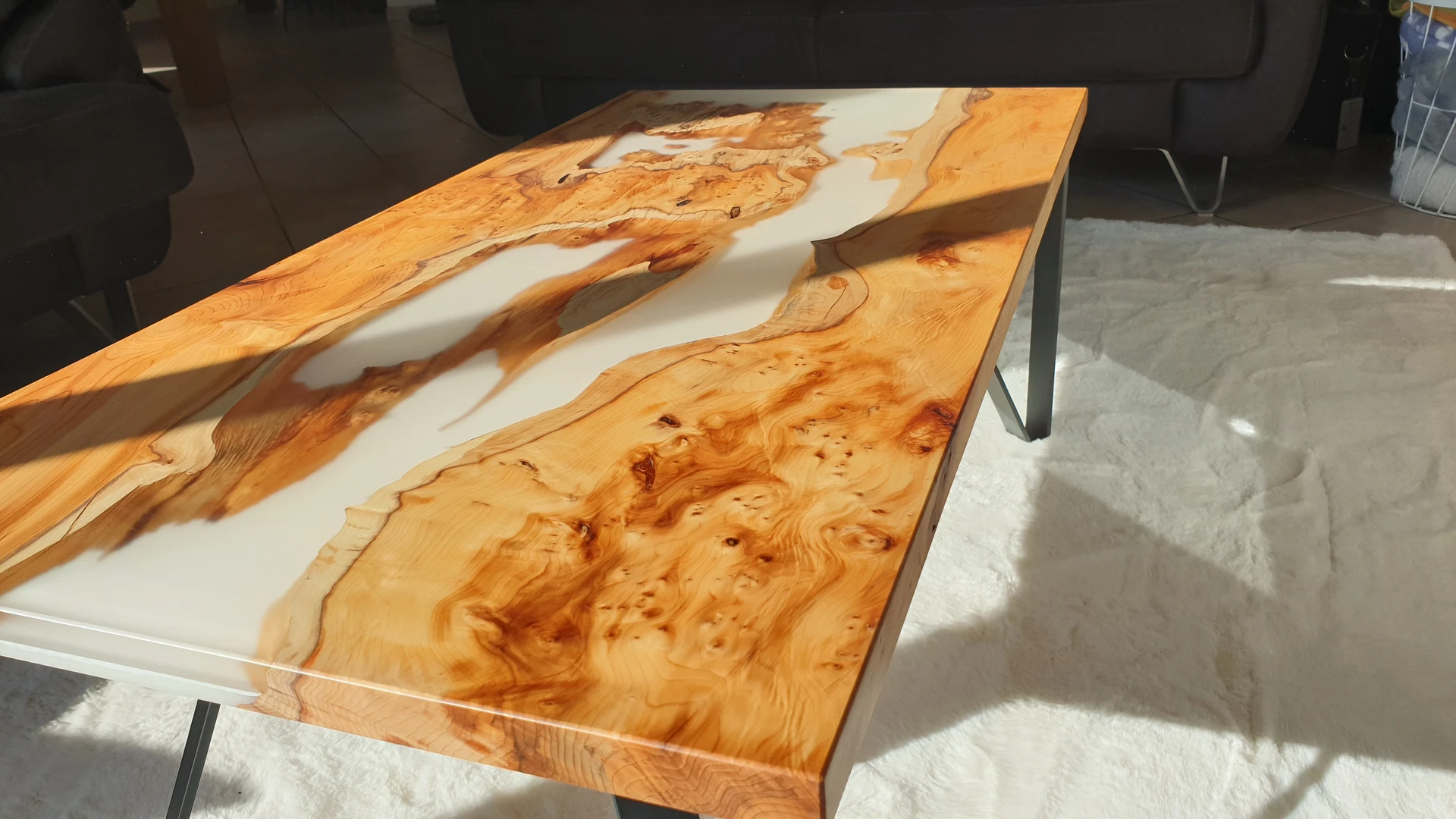 Table en résine et bois XXX