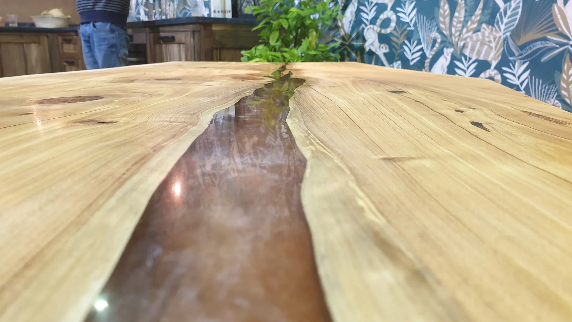 Table en résine et bois XXX
