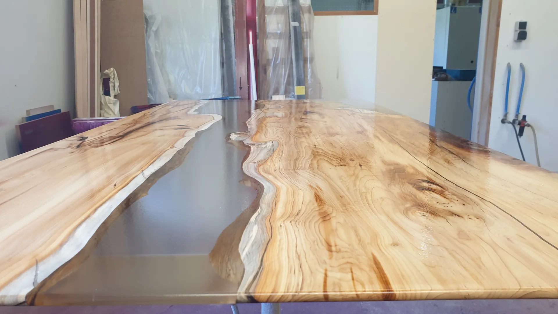 Table en résine et bois XXX