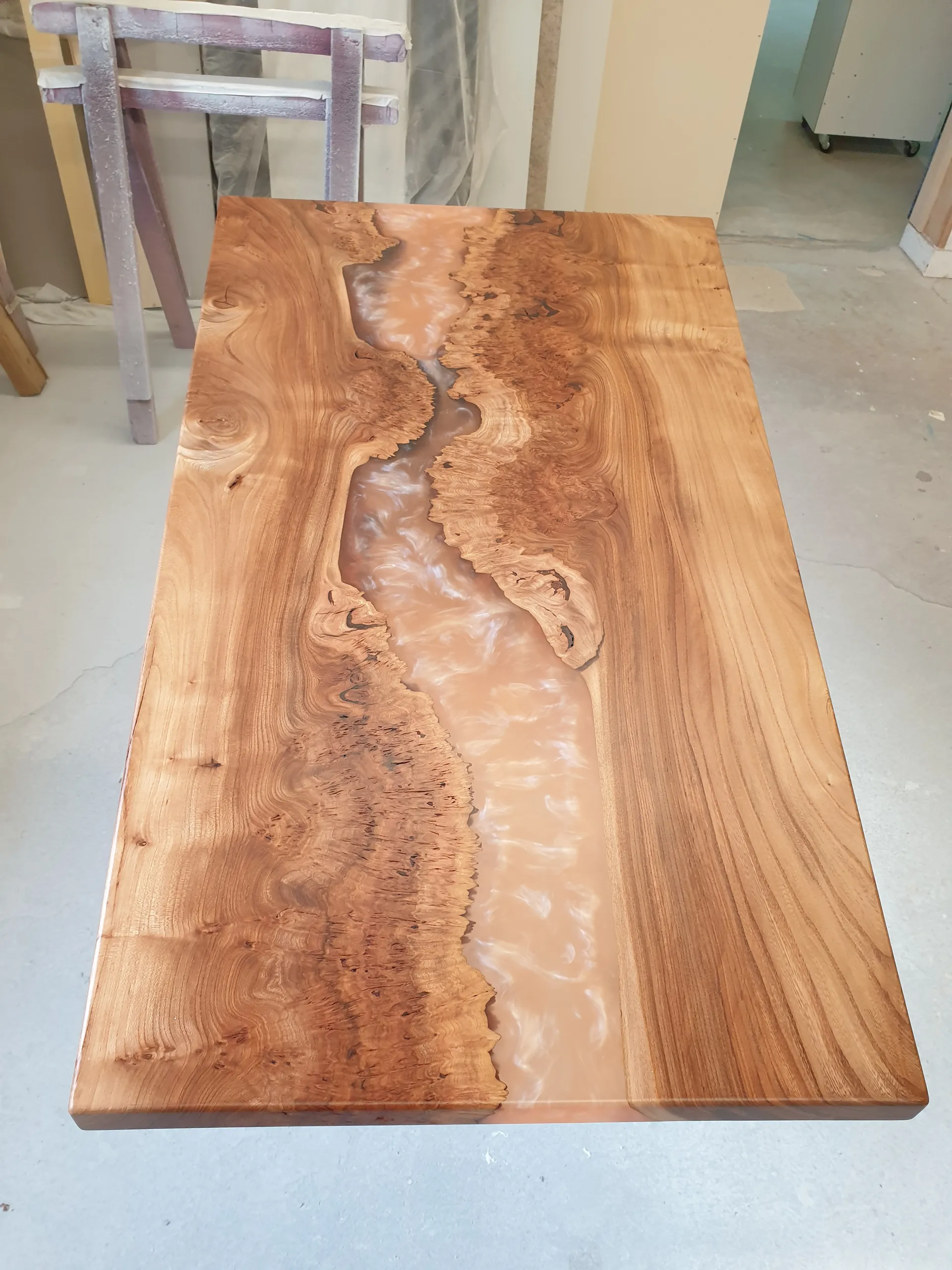 Table en résine et bois XXX